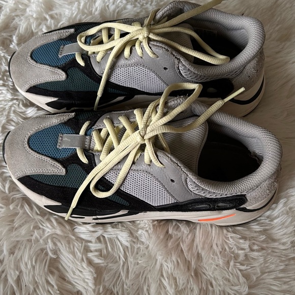 Yeezy 700 Boost - Picture 2 of 3